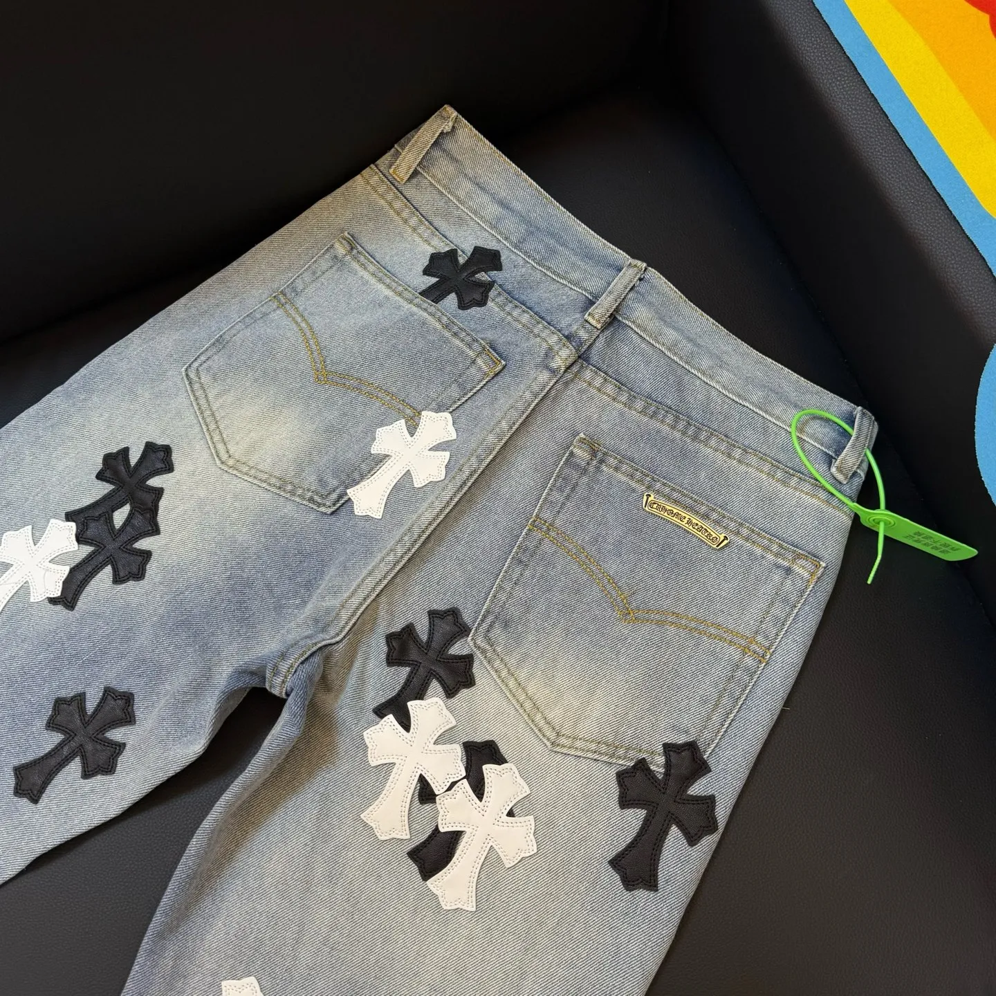 P260 model number: D350 Chromehearts washed blue leather jeans, ceiling-level jeans, a pair is hard to find at the counter‼ ️About Zangyin✅This is an extremely luxurious fashion brand that can also be called the aristocracy of the high street. It has always been an exclusive brand for some hipsters or rich second generations. The color of this model is already very eye-catching by using a unique washed material. It is decorated with pink patch cross flowers, which cleverly highlights the charm of the brand. Secondly, this model adopts a classic high-waist cut design, which highlights the long legs and fashionable temperament of the upper body. The brand is highly recognizable and the slim-fitting configuration is more suitable for daily wear. The personality will be fashionable and the specifications can be seen at a glance. Materials and technology ✅ Needless to say, this point goes without saying. As an excellent craftsman brand, Zangyin's requirements for details and craftsmanship are really perfect. The washed color of this model has gone through a lot of processes, not to mention the embellishment of the denim appliqués. It is also purely handmade and sewn. Just like what they believe in, only handmade things have soul and have the meaning of wearing. A top-notch heavy-duty fashionable denim item, recommended by both hands‼ ️ Size: 28, 30, 32, 34, 36 (S-XXL) Color: Washed light blue Size reference: Pants length 100 102 104 106 106 Waist 72 76 80 84 88 Recommended weight S (about 130 pounds) M (about 120 pounds) L (about 140 pounds) XL (about 165) XXL (around 185)